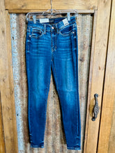 Load image into Gallery viewer, Judy Blue Classic Mid Rise Skinny
