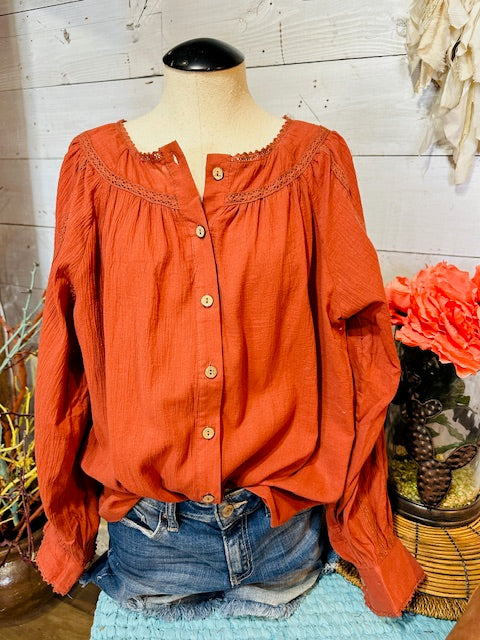 TEXTURED COTTON BUTTON DOWN TOP WITH LACE DETAIL